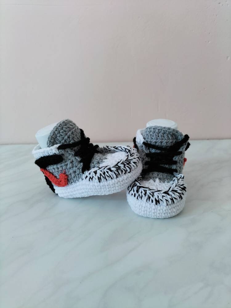 Crochet Baby Booties Bleu Crochet Air Jordan Virgil Style Baby Sneakers Bottines pour nouveau-nés Chaussures Chaussures garçon Baskets et chaussures de sport Baby Shower Gift 