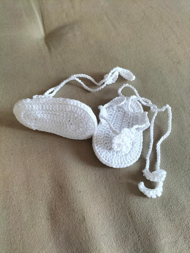 Tongs pour bébés blanches, sandales pour nouveau-nés au crochet, tongs à fleurs blanches, tenue dété Sandlies image 8