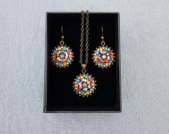 Conjunto de joyas de piedras preciosas hechas a mano: pendientes colgantes de bronce, estilo oriental