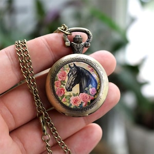 Reloj de bolsillo con caballo negro y rosas rosadas – Collar romántico con colgante equino - Talismán de jinetes