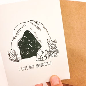 Tarjeta "Amo nuestras aventuras" / Tarjeta de felicitación para la pasión por los viajes / Tarjeta para novia, novio, cónyuge, amigo aventurero / Cueva y cristal