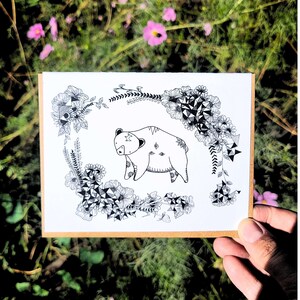 Bär und Blumen Grußkarte | Niedliche Blanko Innenseite Grußkarte mit Umschlag | Illustrierte botanische und geometrische Karte | Baby-Dusche-Karte