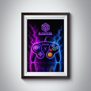 Puede incluir: Una impresión de arte mural enmarcada que presenta un gráfico de un mando de Nintendo GameCube al estilo neón. El diseño muestra un fondo negro con efectos de humo vibrantes en morado y azul, el logotipo de GameCube y el texto NINTENDO GAMECUBE.
