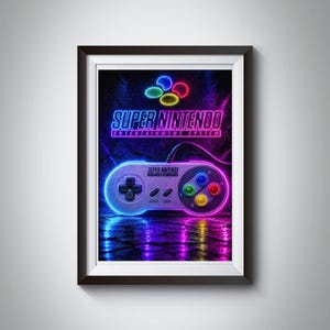Könnte beinhalten: Ein gerahmter Wandkunstdruck mit einer Grafik eines Super Nintendo Entertainment System Controllers im Neon-Stil. Das Design enthält den Text SUPER NINTENDO ENTERTAINMENT SYSTEM in leuchtendem Blau und Pink vor einem dunklen, texturierten Hintergrund.