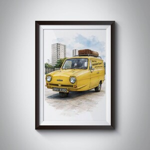 Peut inclure: Une impression aquarelle encadrée d'une camionnette jaune à trois roues Reliant Regal avec une galerie de toit portant deux valises brunes. Le côté affiche le texte Trotters Independent Trading Co. New York Paris Peckham et la plaque DHV 938D.