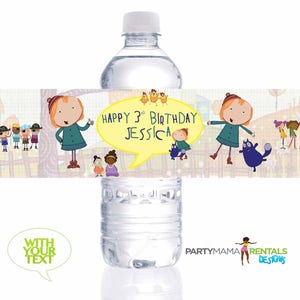 Könnte beinhalten: Eine Wasserflasche mit einem individuellen Etikett mit Cartoon-Figuren und dem Text "Happy 3rd Birthday Jessica". Das Etikett hat eine gelbe Sprechblase mit der Geburtstagsbotschaft und ist mit verschiedenen Cartoon-Figuren verziert.