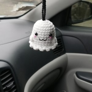 Crochet Ghost Car Charm – Cute Halloween Rearview Mirror Hanging – Ghost Plush Car Accessory – Spooky Amigurumi Gift