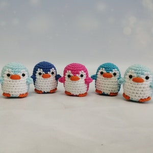 Pinguino di peluche all'uncinetto - Simpatico regalo a forma di pinguino - Piccolo animale amigurumi - Giocattolo da scrivania - Ornamento a forma di pinguino - Regalo di San Valentino o compleanno