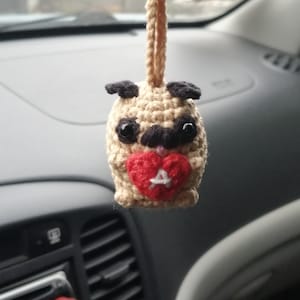 かぎ針編みのパグの車用チャーム：あみぐるみの犬用バックミラーアクセサリー