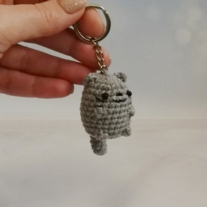 Gray Crochet Cat Keychain – Cute Amigurumi Cat Plush – Gray Cat Bag Charm – Handmade Gift for Cat Lovers – Tiny Cat Accessory