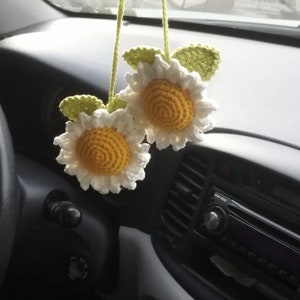 Crochet Daisy Rear View Mirror Charm – Charming Car Decor – Handmade Flower Hanging – Cute Amigurumi Car Accessory – Gift for Her