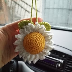 Rear view mirror  hanger crochet daisy