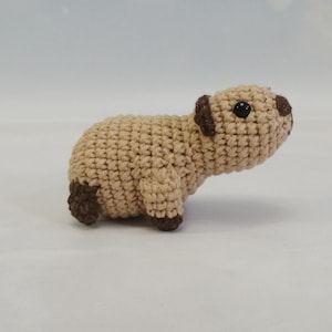 Gehäkeltes Capybara-Plüschtier: Mini-Amigurumi-Desk-Buddy