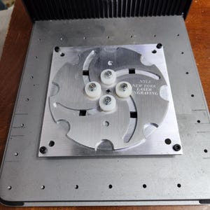 Mandril autocentrante para grabado, fabricado íntegramente en aluminio. Compatible con XTool F1 Ultra y la mayoría de los láseres UV Galvo Fiber Co2. Monedas, anillos, etc. Capacidad de 105 mm.