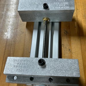 6 Zoll, Faserlaser Schneiden & Gravieren Metall Schraubstock, Blech, Schmuck. Visitenkartenkennzeichnungsausschnitt. 2 Versionen,dieses 150x160 Made in USA