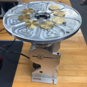 El “Do All”: dispositivo giratorio o plano de 8 posiciones para monedas, joyas, fichas, placas de identificación, placas militares, parches de cuero, etc. Grabado láser.