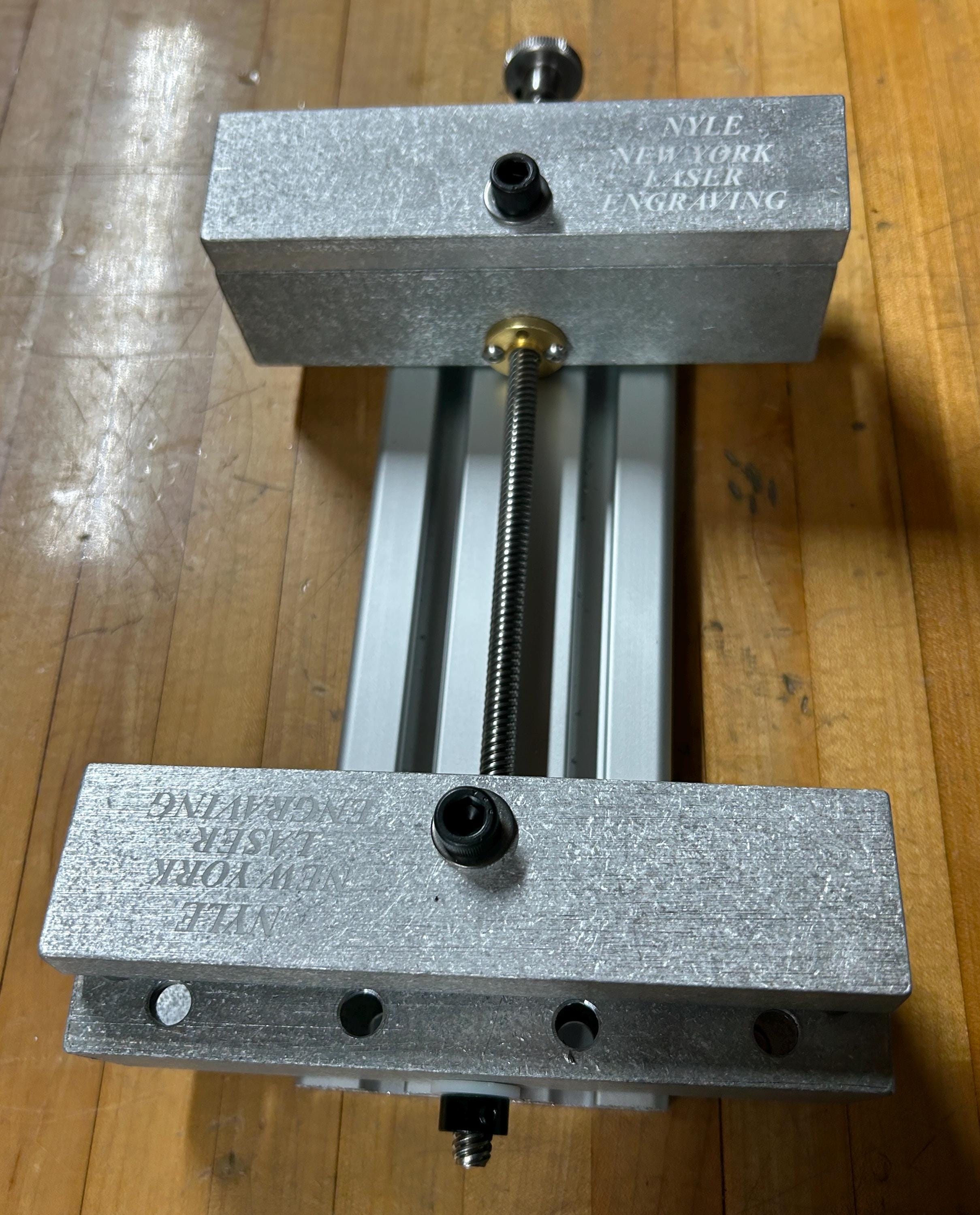 Prensa de corte y grabado láser de fibra de 6 pulgadas para metal, láminas de metal, plástico, acrílico, corte de marcado. 2 versiones. Capacidad de 6 x 6. Fabricada en EE. UU.