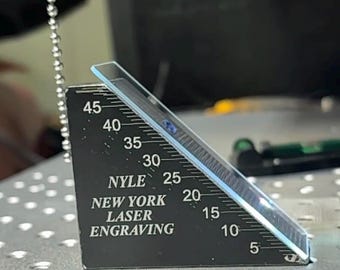 Misuratore di messa a fuoco laser riutilizzabile. Trova la messa a fuoco esatta in 14 secondi. Basta sostituire il biglietto da visita o il vetrino da microscopio con un indicatore UV.