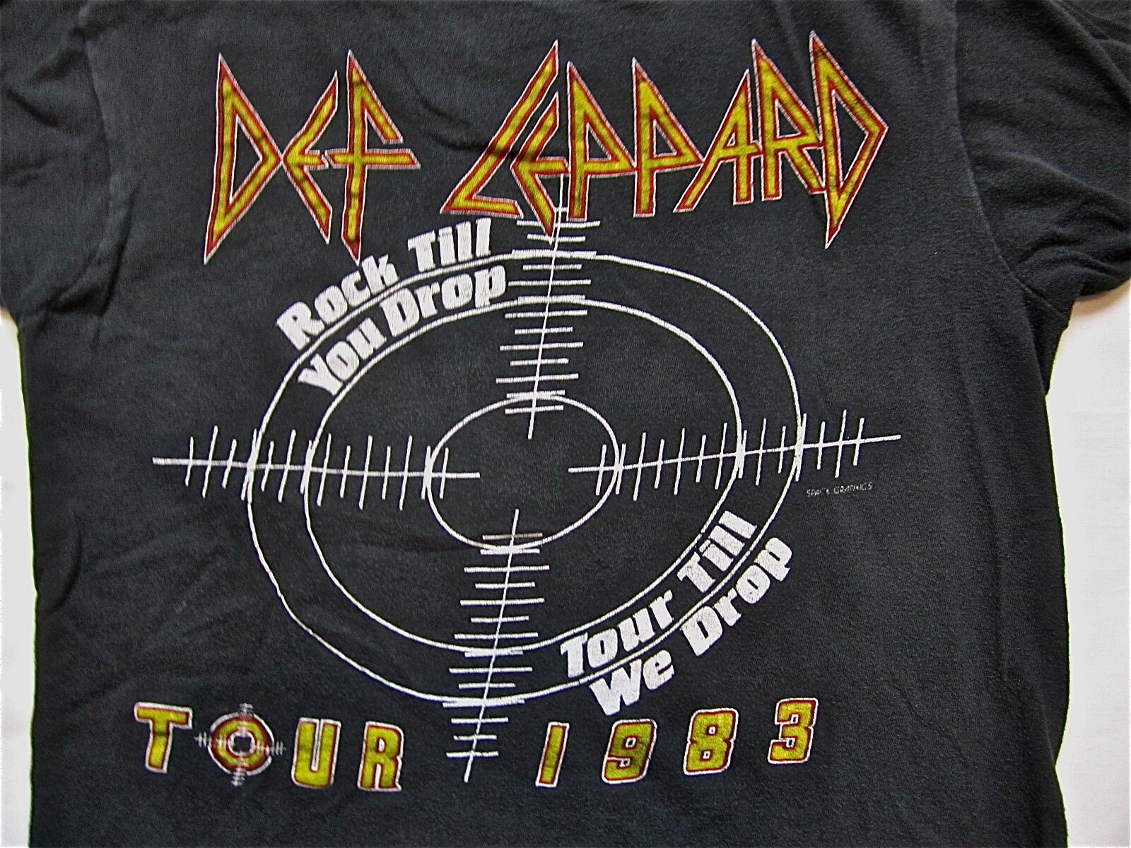 Maglietta Def Leppard Pyromania Tour 1983 – Nera, Unisex, Cotone Gildan 5000, Nuova Con Etichette, Made In USA