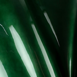 Campioni di pelle di vitello, di pelle bovina, di colore verde perlato scuro, lucidi e verniciati, pezzi quadrati di scarto, 5x5-20 x 20 pollici.