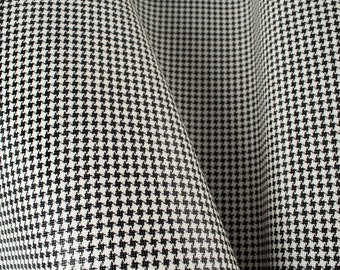 Peut inclure: Tissu en pied-de-poule noir et blanc avec une surface texturée.