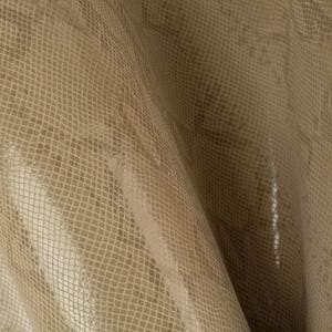 Puede incluir: Primer plano de una tela de piel de serpiente beige con un patrón texturizado y tejido. La tela tiene un brillo sutil y una calidad ligeramente iridiscente.