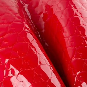 Rosso Scarlatto Lucido Brevetto Mancanza cuore goffrato ITALIANO (pelle a base di schiuma) Vitello Pelle di mucca Scarti Rottami Pezzi quadrati Campioni Campioni