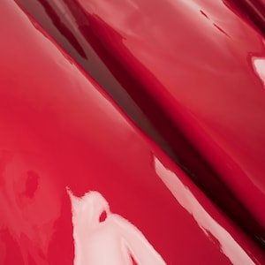 ROSSO LUMINOSO Vernice lucida Mancanza di pelle di vitello ITALIANA Scarti di pelle di mucca Scarti Pezzi quadrati Campioni Campioni 5x5-20x20 pollici.