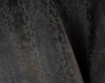 Retazo de cuero italiano con estampado de pitón en relieve azul oscuro