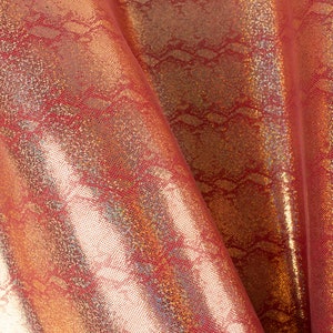 Peut inclure: Tissu rouge avec un motif de peau de serpent doré. Le tissu a une finition chatoyante et irisée.