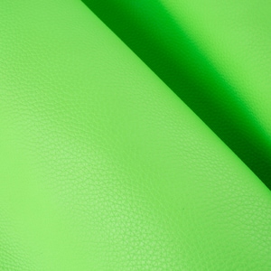 Op de afbeelding: Een close-up van een felgroene, textuurrijke stof. De stof heeft een glad, egaal oppervlak met een subtiele, gekorrelde textuur.