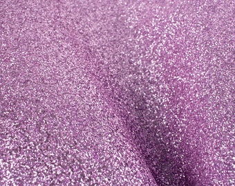 Puede incluir: Primer plano de una tela rosa brillante con una superficie texturizada.