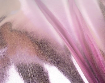 Puede incluir: Primer plano de una tela rosa iridiscente con una superficie texturizada.