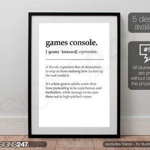 Könnte beinhalten: Ein schwarz-weißes druckbares Wandbild mit der Definition des Wortes "Spielkonsole". Die Definition ist eine humorvolle Interpretation des Wortes und beschreibt es als eine "verdammt teure Ablenkungsbox".