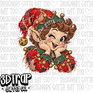 Op de afbeelding: Een digitale illustratie van een knipogende elf met een rood en groen patchwork muts en kraag versierd met gouden belletjes. De elf heeft bruin haar, puntige oren en roze wangen, met de handen onder de kin. De achtergrond bevat herhalende tekst die DESIGNERS GOTTA EAT TOO leest met hartjes.