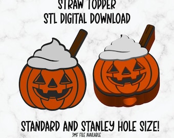 Puede incluir: Dos adornos de paja con forma de calabaza naranja con rasgos faciales negros y una pajita marrón. Los adornos tienen un diseño de crema batida blanca en la parte superior. El texto de la imagen dice "STRAW TOPPER STL DIGITAL DOWNLOAD" y "STANDARD AND STANLEY HOLE SIZE!"