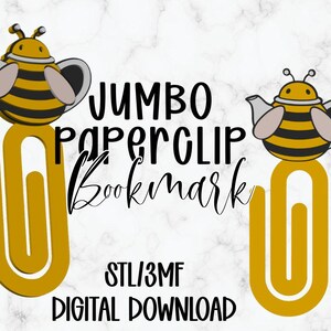 Puede incluir: Imagen de descarga digital con un diseño de marcapáginas de clip gigante. El marcapáginas tiene la forma de un clip dorado grande, coronado por una tetera de abeja de dibujos animados. El texto incluye "JUMBO PAPERCLIP Bookmark" y "STL/3MF DIGITAL DOWNLOAD."