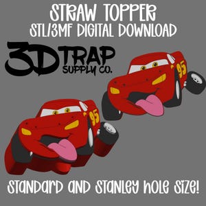 Op de afbeelding: Rode cartoon auto strooitoppers met het nummer 95 aan de zijkant en een roze tong die uitsteekt. De tekst luidt "STRAW TOPPER STL/3MF DIGITAL DOWNLOAD" en "STANDARD AND STANLEY HOLE SIZE!"