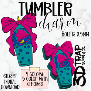 Könnte beinhalten: Ein türkisfarbener Becheranhänger mit einer rosa Schleife und einem Glocken-Design. Der Text "TUMBLER charm" und "HOLE IS 3.5MM" sind sichtbar. Das Bild enthält auch den Text "STL/3MF DIGITAL DOWNLOAD" und "4 COLOR & 5 COLOR WITH a pause".