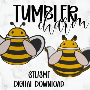 Puede incluir: Gráfico de descarga digital con dos amuletos de tetera con temática de abeja. Las teteras son de rayas amarillas y negras con detalles en gris, que se asemejan a abejas. El texto "TUMBLER charm" está encima de las teteras y "STL/3MF DIGITAL DOWNLOAD" debajo.