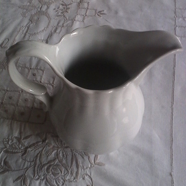 MILK POT // BAVARIA Porcelain // White