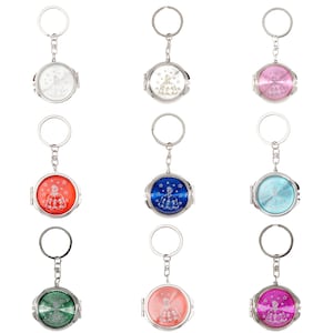 Op de afbeelding: Set van tien sleutelhangers met een ronde spiegel en een zilverkleurig metalen frame. Elke sleutelhanger heeft een anders gekleurde achtergrond met een wit silhouet van een prinses. De kleuren omvatten wit, roze, lichtblauw, blauw, oranje, groen en paars.