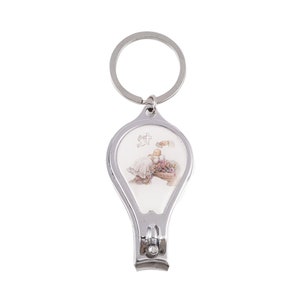 Peut inclure: Porte-cl&eacute;s argent&eacute; avec un coupe-ongles et un charme ovale blanc repr&eacute;sentant un b&eacute;b&eacute; dans une robe blanche avec une colombe et une croix au-dessus du b&eacute;b&eacute;.