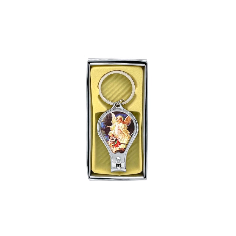 Peut inclure: Un porte-cl&eacute;s en forme de coupe-ongles en argent avec une image color&eacute;e d'un ange avec des ailes. Le porte-cl&eacute;s est dans une bo&icirc;te jaune avec un anneau de cl&eacute; en argent.
