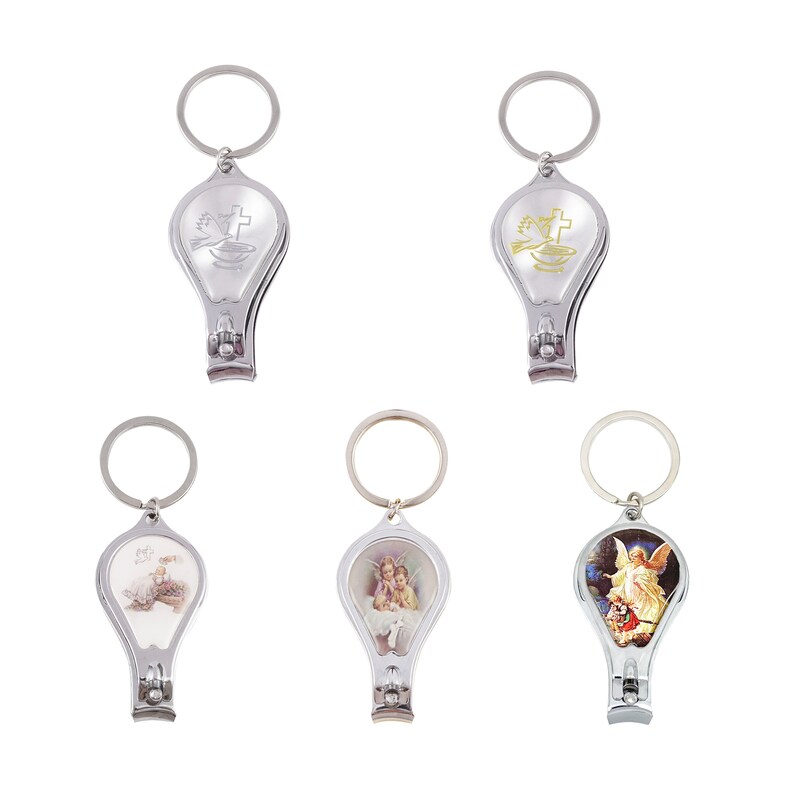 Peut inclure: Cinq porte-cl&eacute;s argent&eacute;s avec coupe-ongles. Chaque porte-cl&eacute;s pr&eacute;sente une image religieuse diff&eacute;rente, notamment une colombe, une croix et des anges.