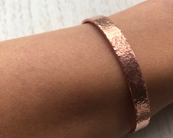 Tunt hamrat koppararmband