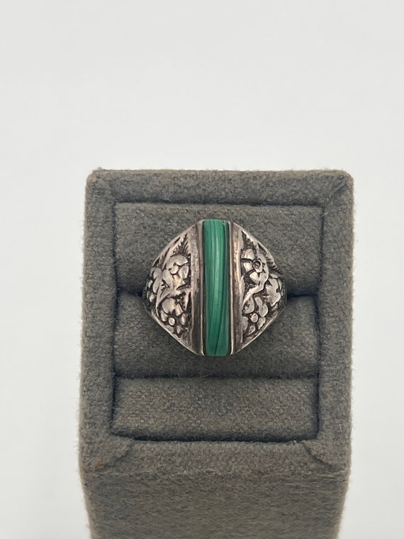 Stunning sterling silver and malachite ring