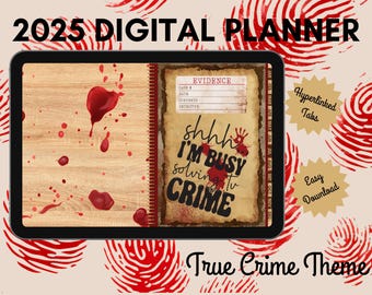 Pode incluir: Um planejador digital para 2025 com tema de crimes reais. O planejador apresenta um fundo de madeira com respingos de sangue e o texto "shhh I'm busy solving crime". Inclui abas com hiperlinks e download fácil.