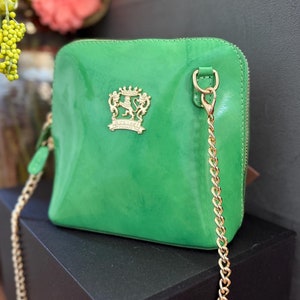 Cartera de piel verde, bandolera de piel de charol, bandolera de piel italiana, fabricada en Italia, bolso con forma de cúpula, cartera verde, correa de cadena dorada