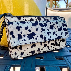 Cartera dálmata negra peculiar de Myra, Cartera o muñequera, Cartera triple con pelo de cuero genuino, Muñequera de piel de vaca occidental en blanco y negro